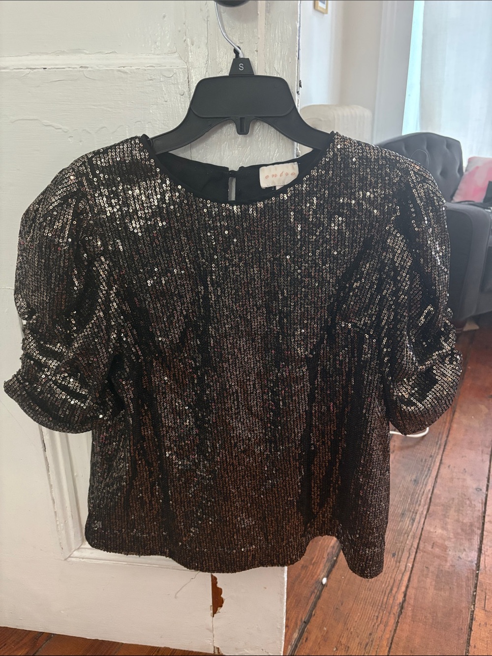 entro Black and gold Sequined Puff-Sleeve Top